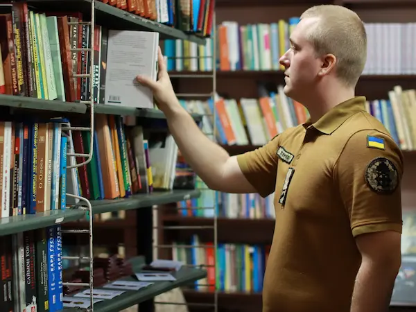 Читачі у бібліотеці